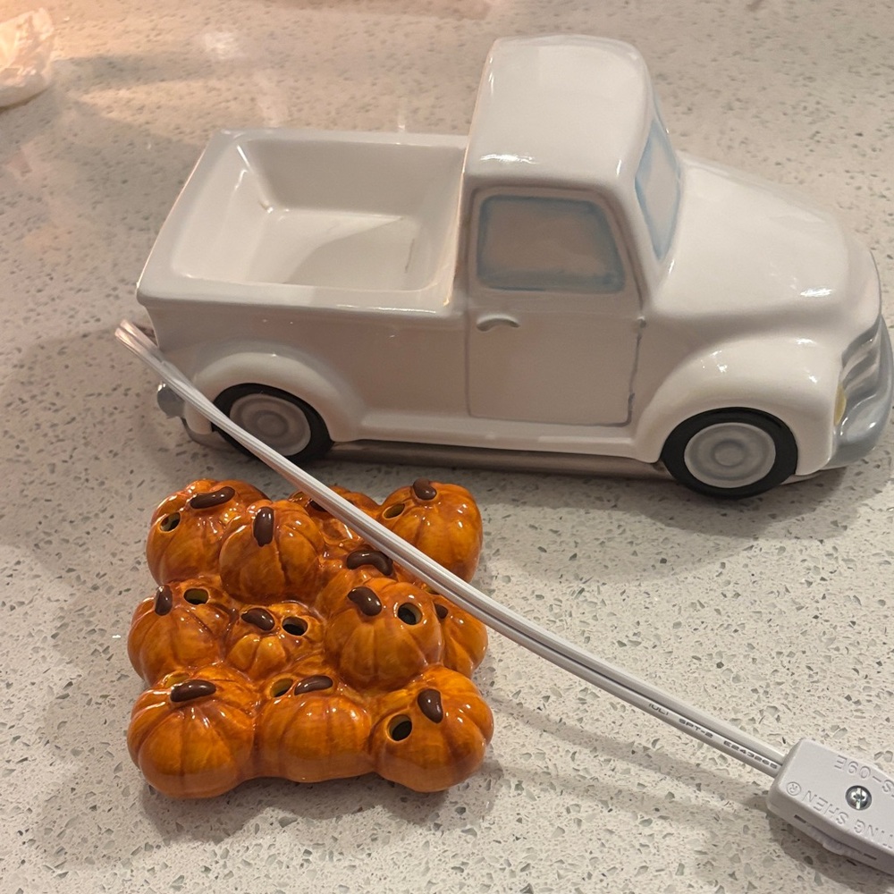 White Ceramic Truck with Pumpkin lid. Scentsy